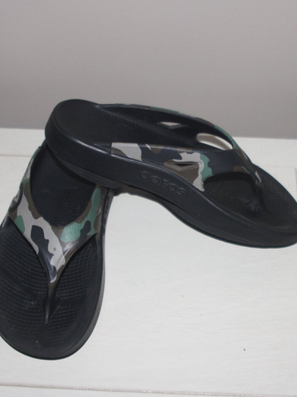10a   GUC OOFOS CAMO FLIP FLOPS = 8 - GREEN CAMO